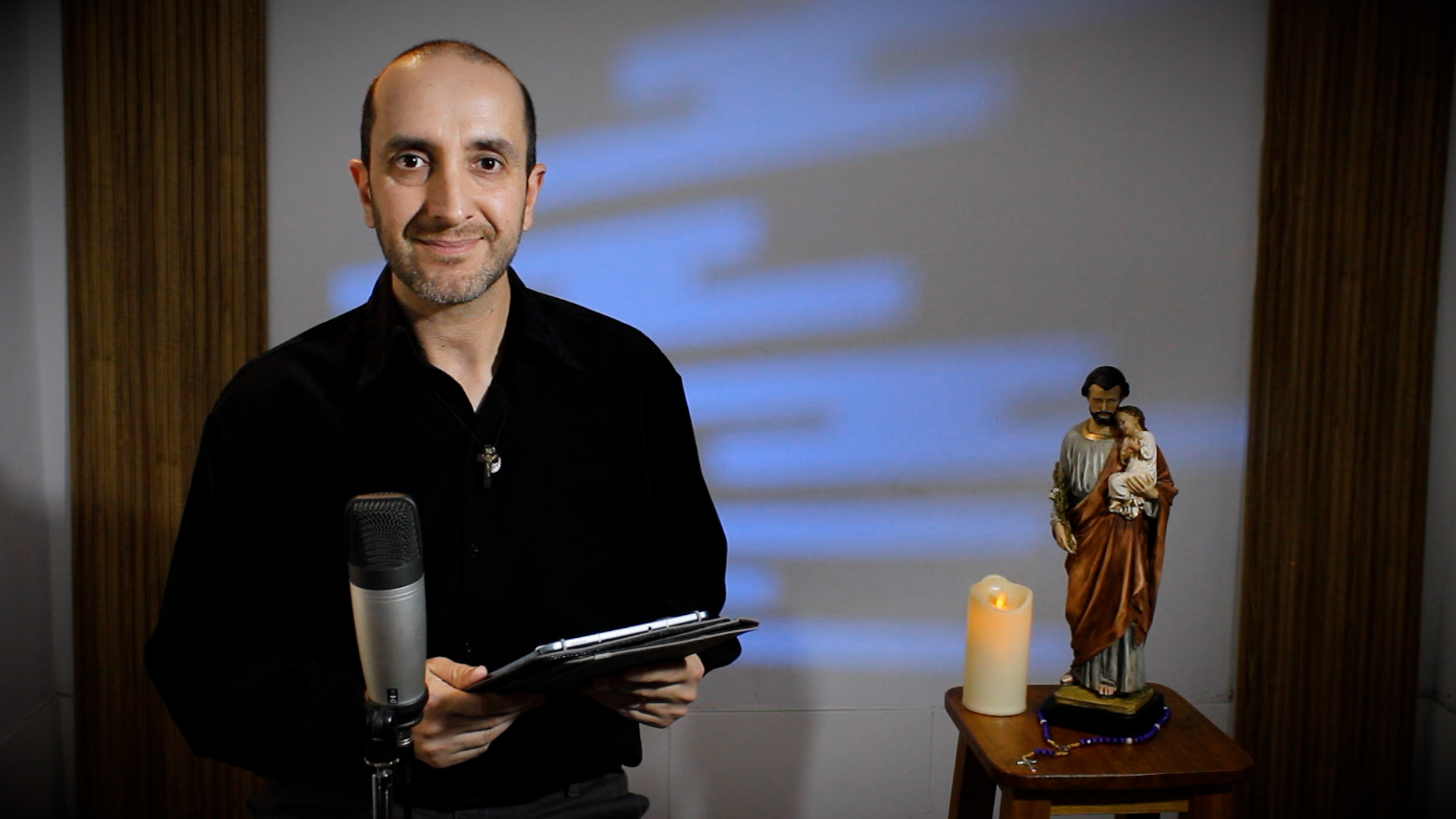 Mariano Durán durante una grabación de oración católica