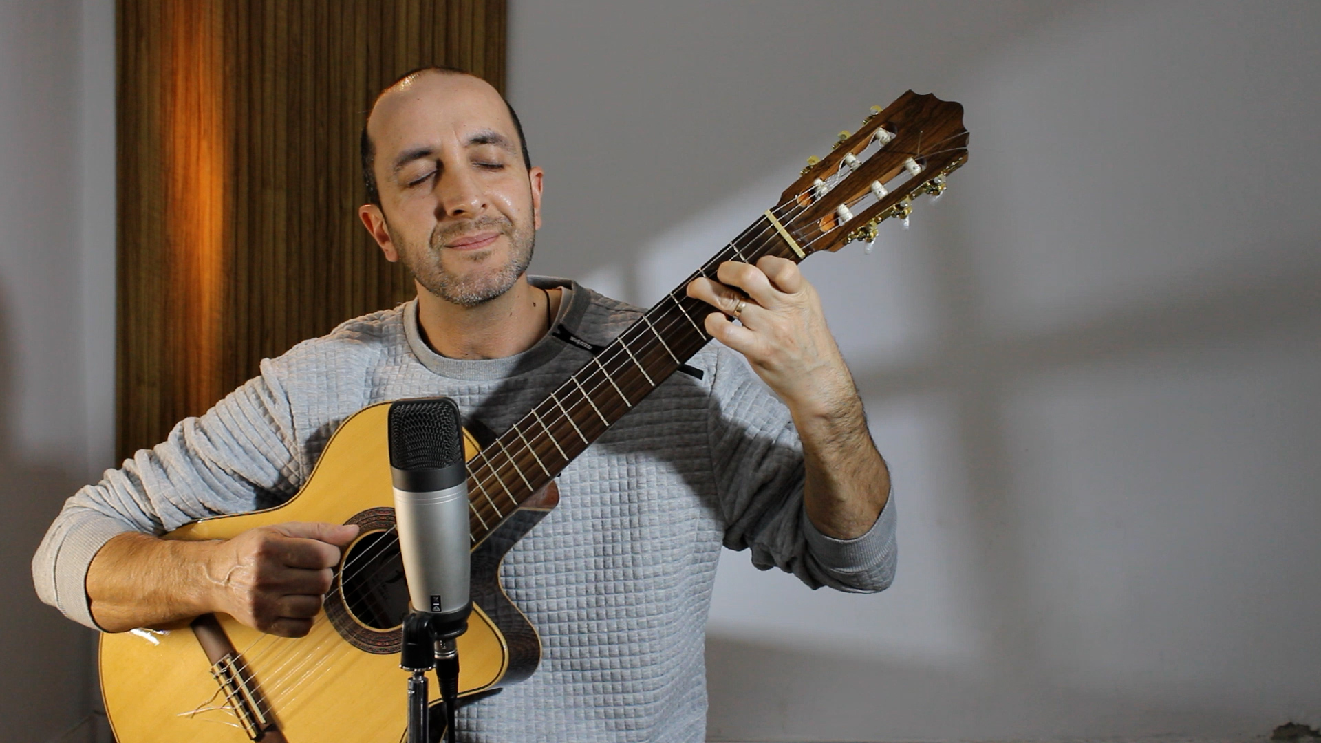Mariano Durán con guitarra interpretando música católica